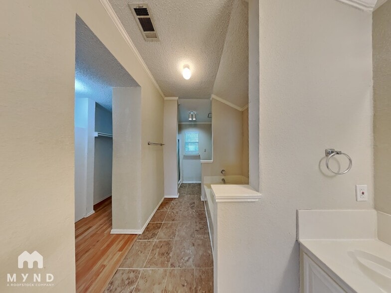 Building Photo - 3205 Meadowview Dr
