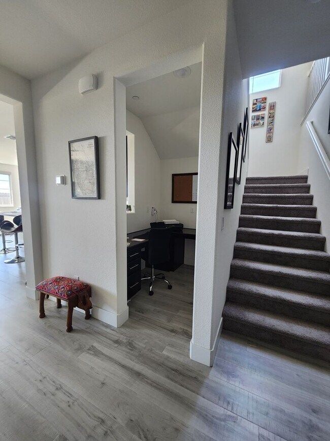 Building Photo - Beautiful 4/2/5 located in Lincoln w/ Sola...