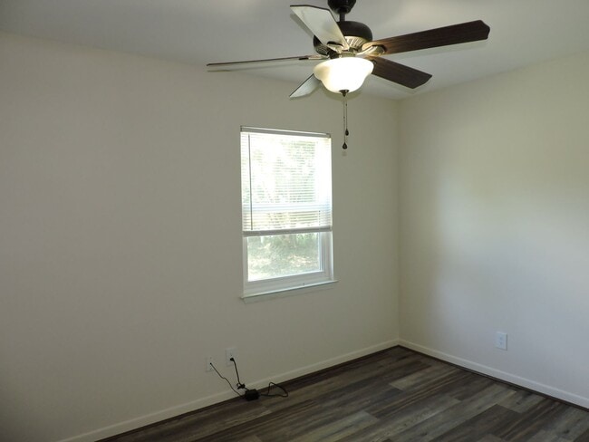 Building Photo - Convenient to schools, shopping & interstate.