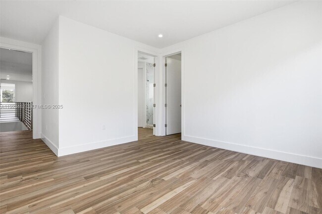 Building Photo - 2852 SW 32nd Ct