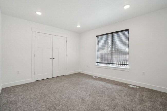 Building Photo - 2918 Pingree Ave E