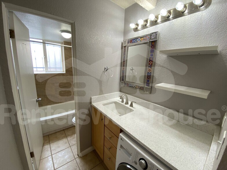 Building Photo - 200 N Pearl St