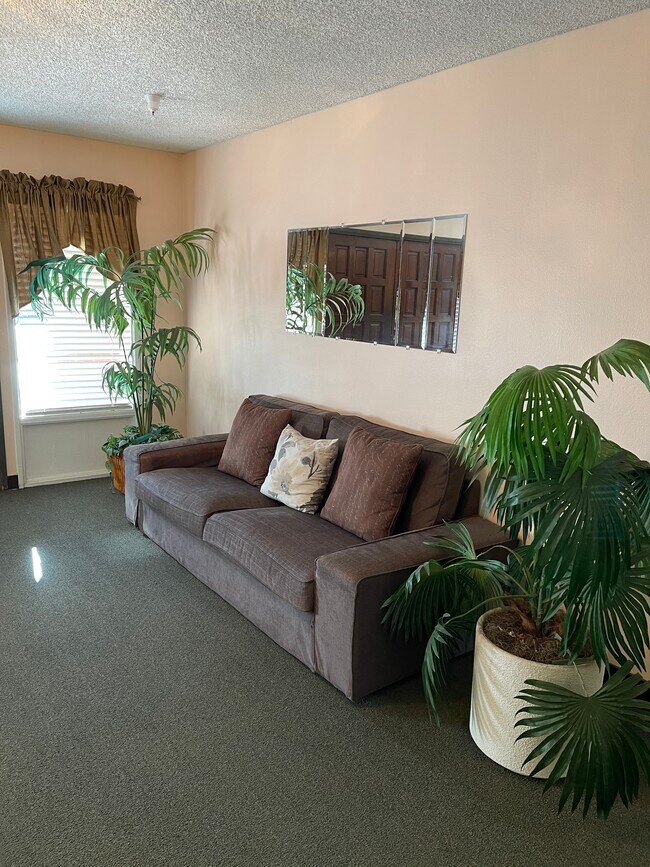 Lobby area - 18900 Delaware St