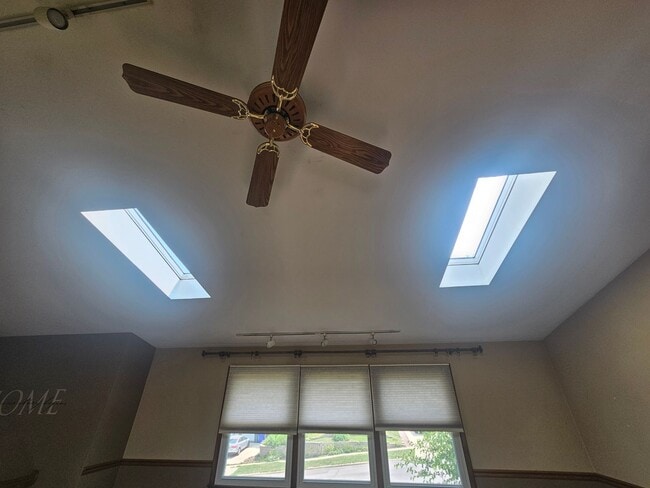 Building Photo - 3 bedroom 2 bath with additional lower lev...