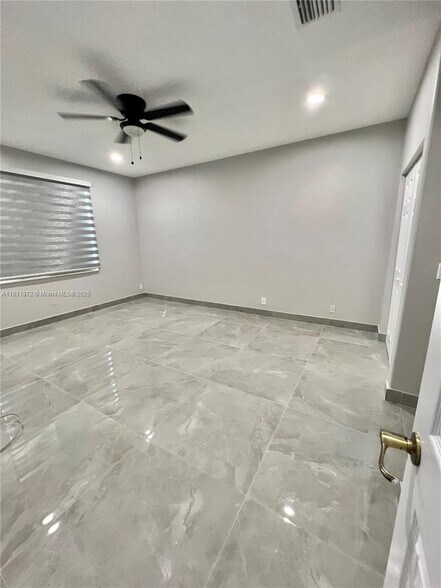 Building Photo - 3810 SW 51st St