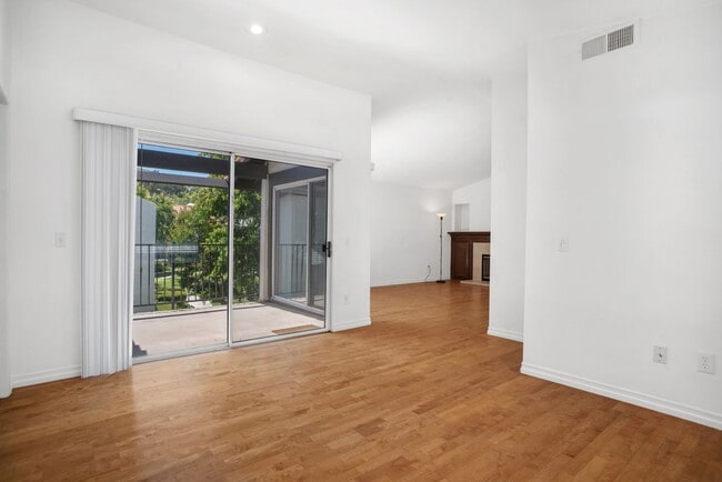Building Photo - 5532 Las Virgenes Rd