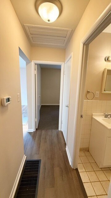 Building Photo - NORTH EAST SIDE 2 BEDROOM WITH BASEMENT!  AVAILABLE NOW!