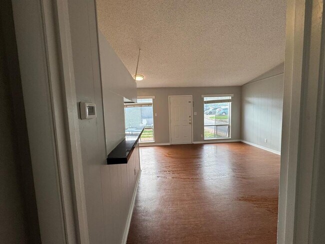 Building Photo - 608 W 51st St