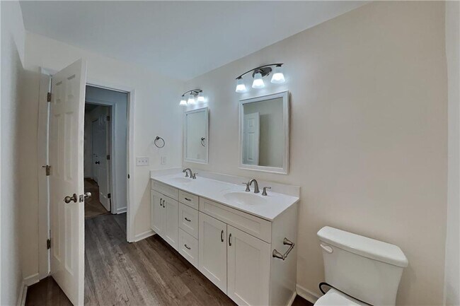 Building Photo - 3350 Turtle Lake Club Dr SE