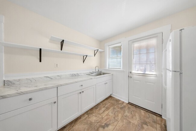 Building Photo - 25 5th Ave