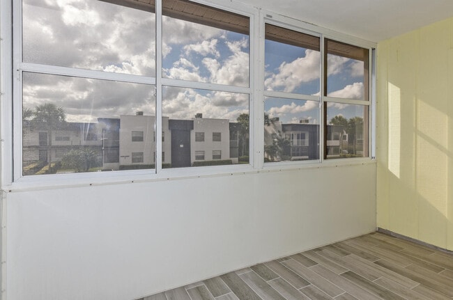 Building Photo - 864 Normandy R