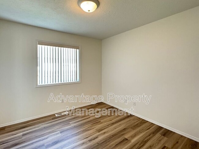 Building Photo - 1785 Cougar Ave SW