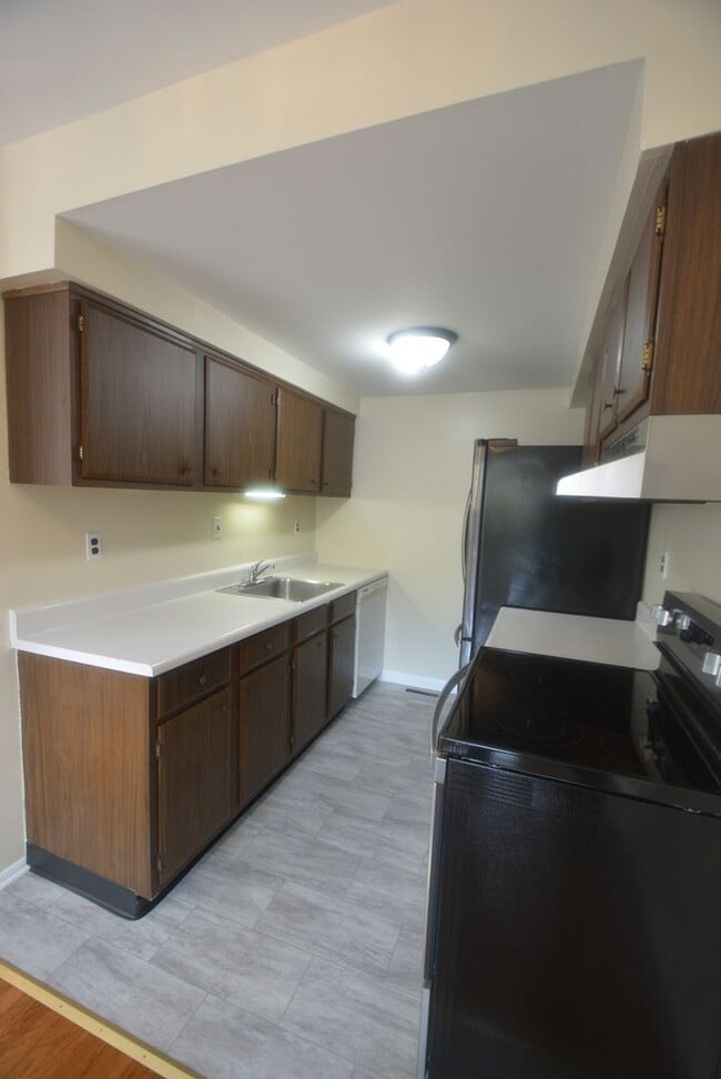 Building Photo - Recently Updated 3 Bedroom 1 Bath in Newark with a Partially Finished Basement