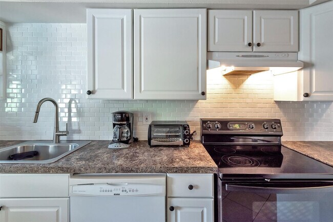 Building Photo - 2109 NE 26th St