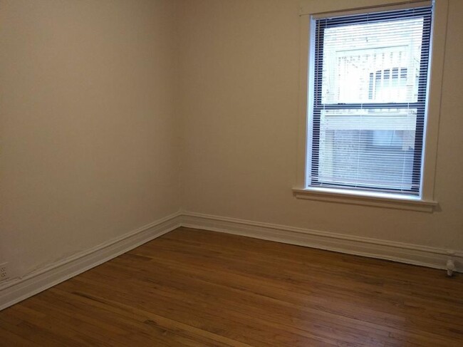 Building Photo - 2 bedroom in Chicago IL 60657