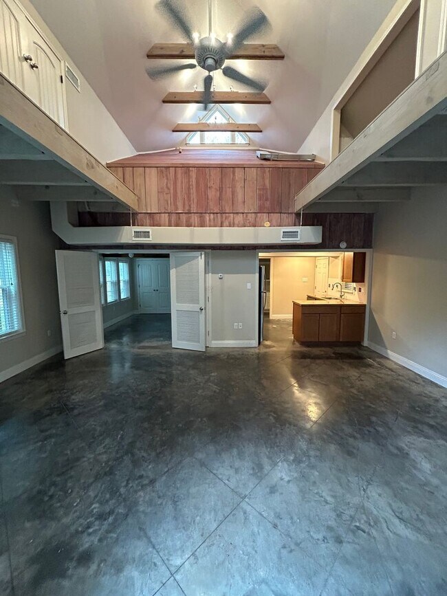 Building Photo - Beautiful apartment on parklike grounds