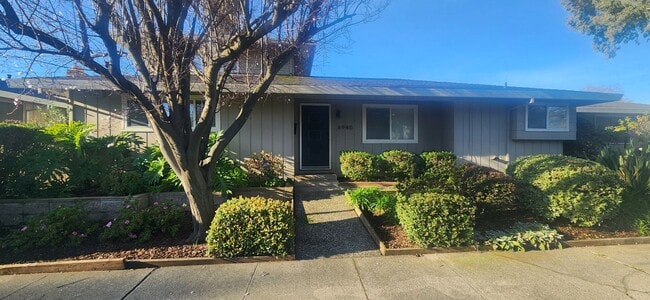 Building Photo - Beautiful 3 Bedroom 2 Bathroom Duplex in Desirable Greenhaven/Pocket Neighborhood