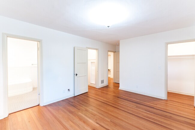 Building Photo - 1066  S Genesee-