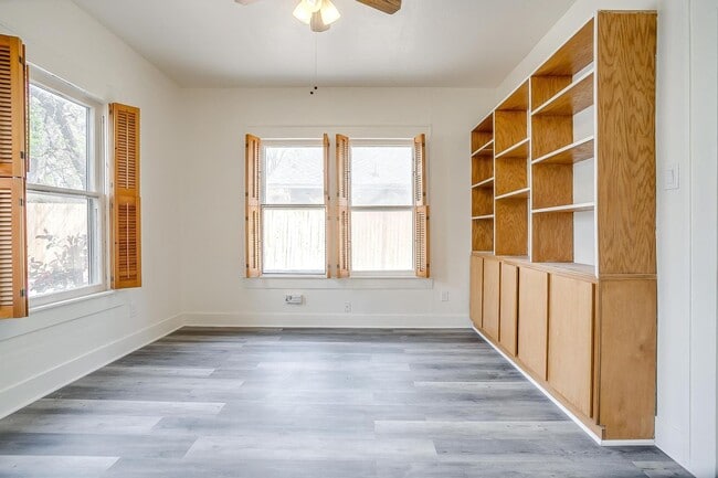 Building Photo - Well Maintained 3 Bed, 2 Bath in Establish...