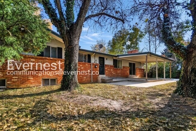 Building Photo - 4 Bed, 3 Bath Home with Fenced Yard & Garage / Available Soon!