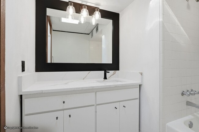 Building Photo - DOWNTOWN ~ Luxury Gene Leedy Townhouse ~ with Community Pool