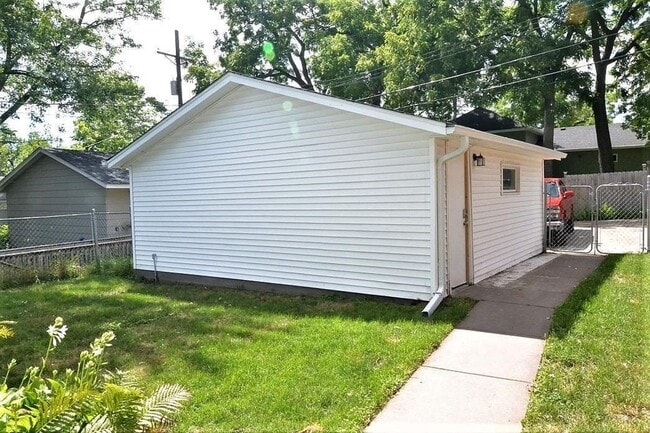 Building Photo - Well-Located Home in Robbinsdale