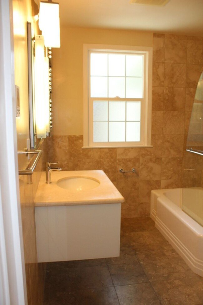 Building Photo - 709 N Claremont St