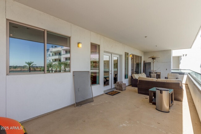 Building Photo - 945 E Playa Del Norte Dr