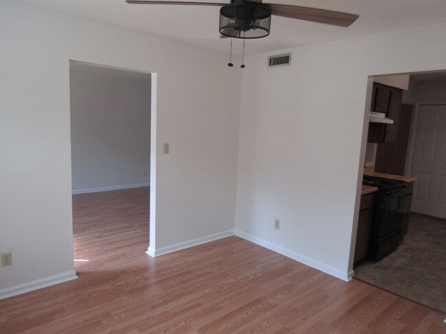 Building Photo - Charming 2 bed, 1.5 bath