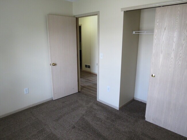 Building Photo - 857 Radbourne Dr