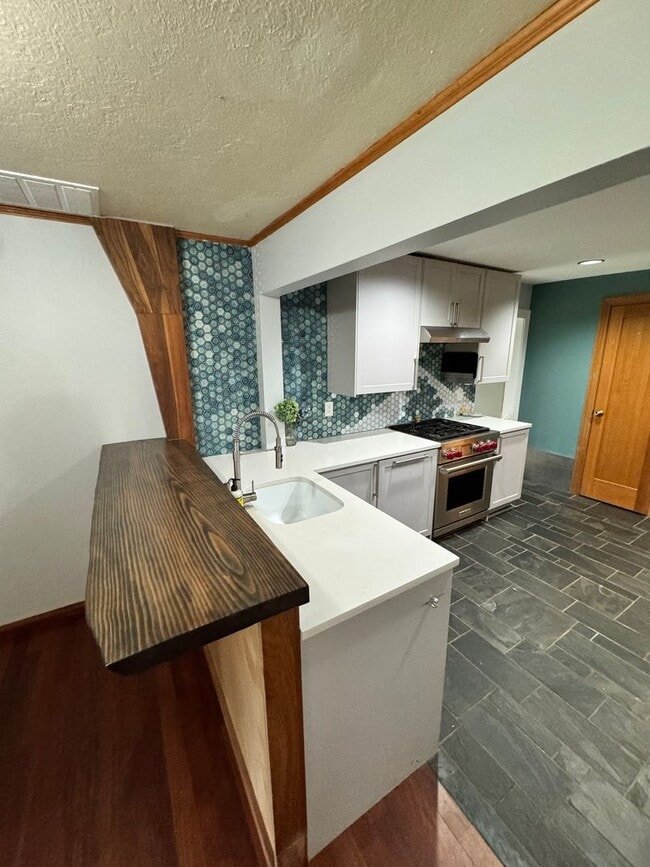 Building Photo - Eclectic Portland Home with Modern Touches...