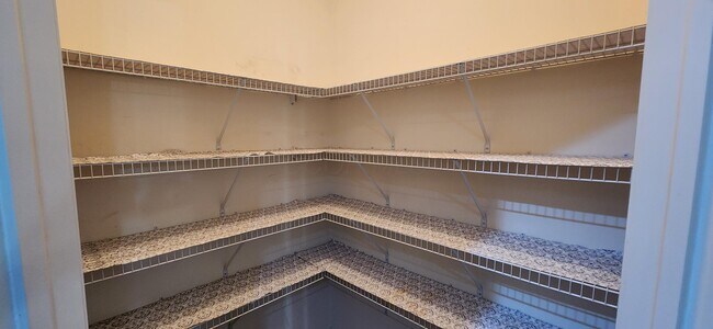 Building Photo - 590 Redwood Ln