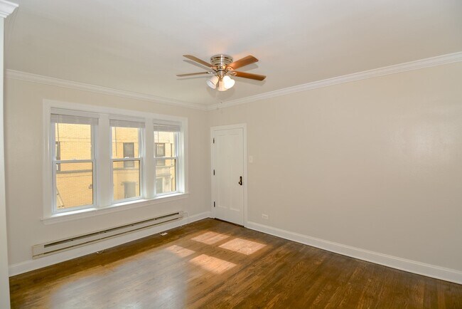 Building Photo - 3819.5 N Greenview Ave