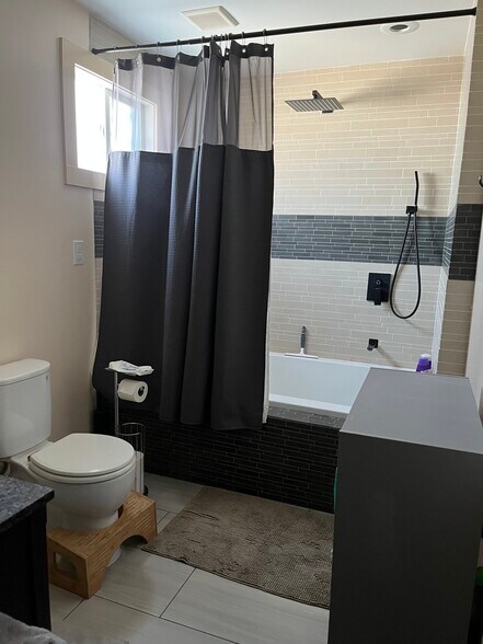 Building Photo - 2900 Elm St