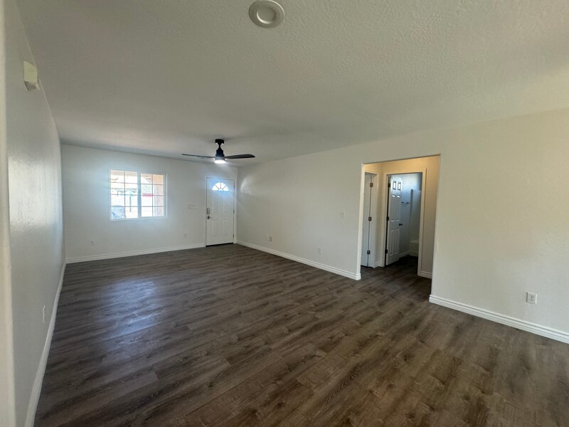 Building Photo - 2702 E Juniper Ave