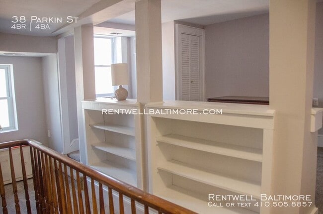 Building Photo - 38 Parkin St