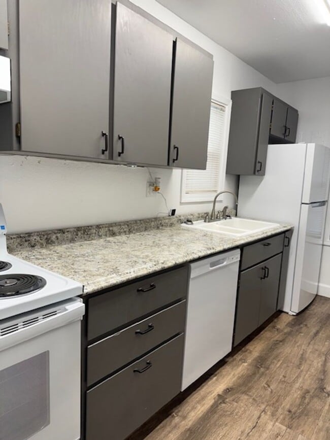 Building Photo - Quiet neighborhood!!