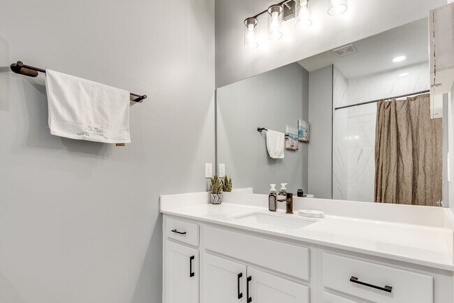 Building Photo - Gorgeous 3/3.5 Townhome Minutes From Downt...