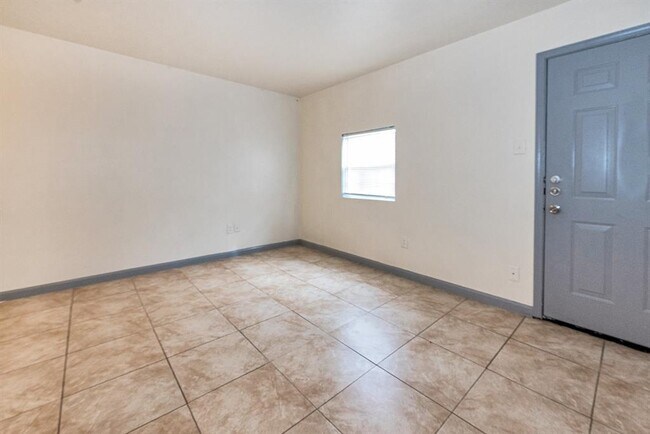 Building Photo - 1802 N Wayside Dr