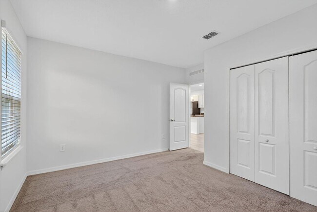 Building Photo - 657 NE Horizon Ln