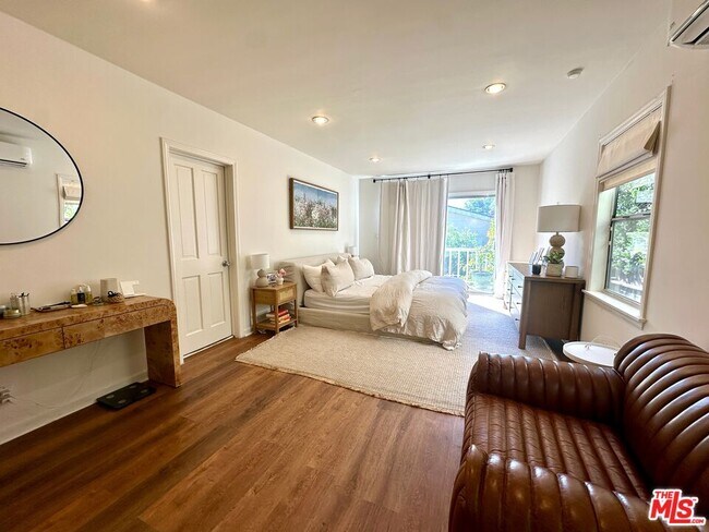 Building Photo - 1107 S Bundy Dr