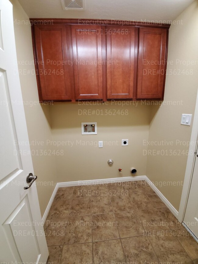 Building Photo - Spacious 4 bedroom 2 bathroom home