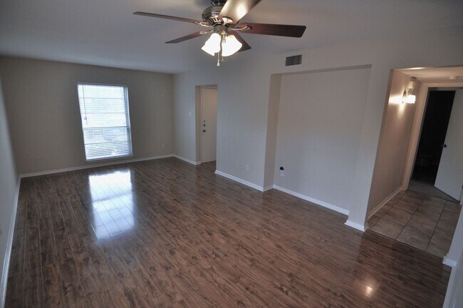 Building Photo - Beautiful Austin condo in amazing location!