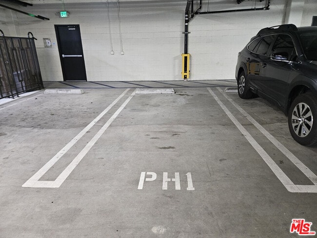 Building Photo - 944 S Serrano Ave