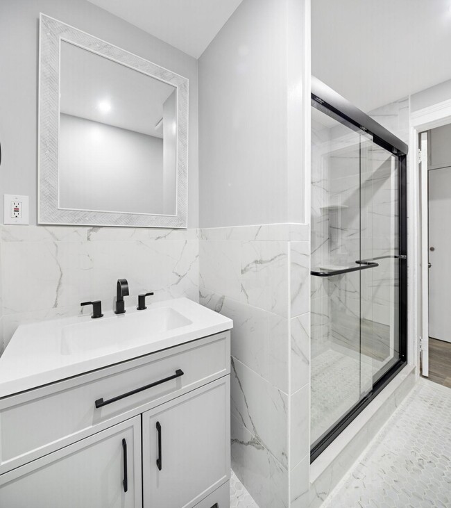 Building Photo - 197 Hutton St