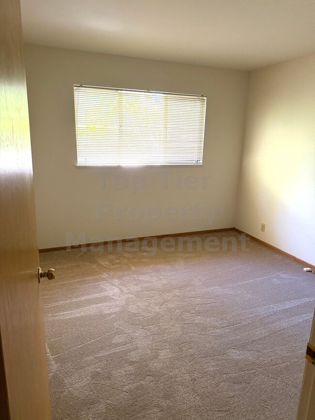 Building Photo - 2827 San Carlos Dr