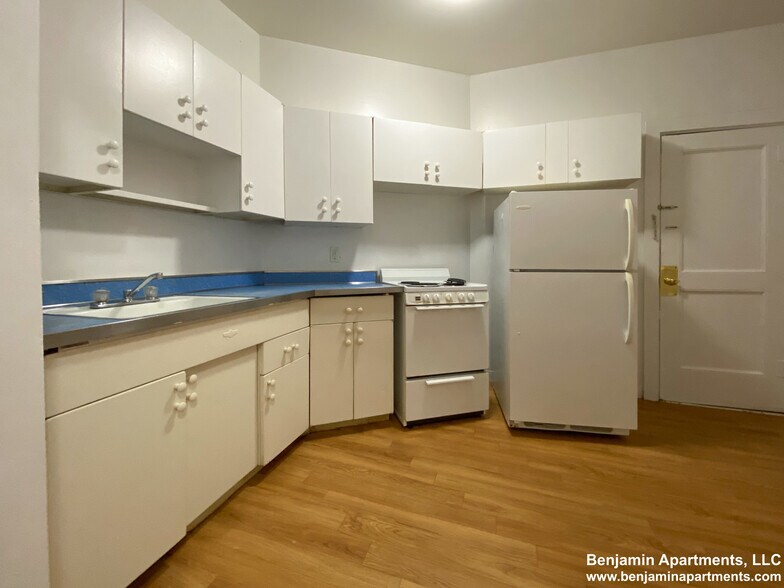 Building Photo - 1583 Beacon St