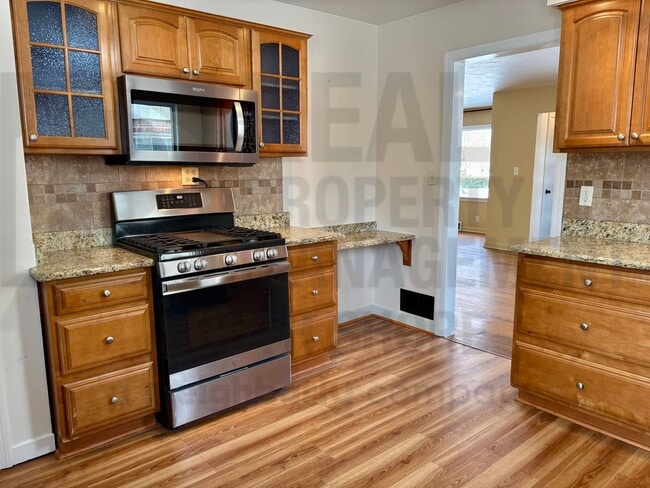 Building Photo - Charming 3bed/2bath Available NOW