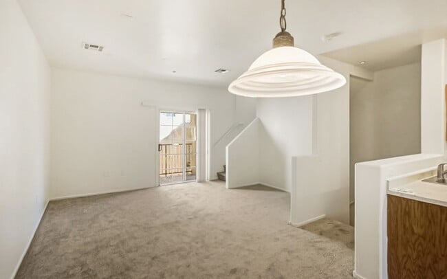 Building Photo - 4 Bed and 4 Bath Townhome In Gated North Las Vegas Community