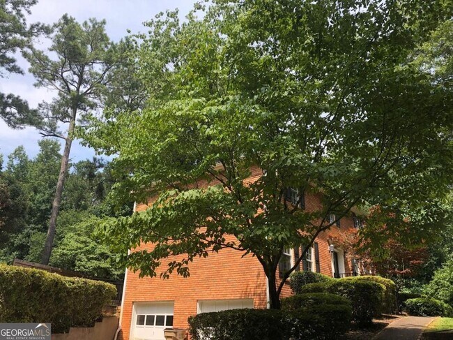 Building Photo - 2408 Crooked Tree Ct NE